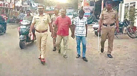 Kolhapur News: अघोरी पूजा करणाऱ्या मांत्रिकांना पोलिसांनी शिरोलीत फिरवले