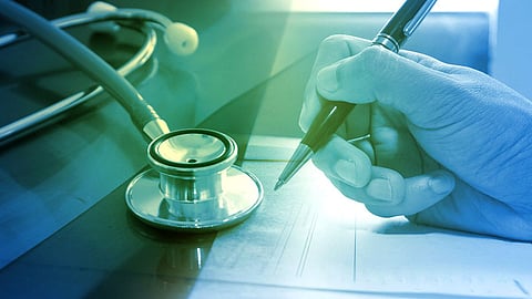 Medical Negligence : भयंकर... डॉक्टरने मुलाच्या जखमेवर चक्क लावले 'फेविक्विक'! चिमुकला वेदनेने रात्रभर तळमळत राहिला