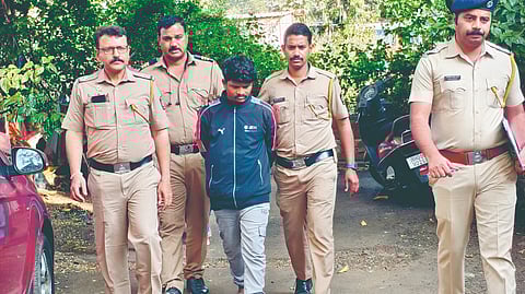 Chutki baba: भोंदू ‘चुटकीबाबा’ची रिंगरोड परिसरात पोलिसांनी काढली धिंड