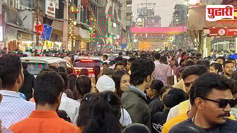 रविवारी शहरातील चौका-चौकांत दिवसभर वाहतूक कोंडीमुळे नागरीक हैराण झाले होते. वाहनांतून निघणारे धुलीकणामुळे प्रदूषण टिपेला पोहोचले होते. शिवाजी रस्त्यावरचे हे बोलके दृष्य.