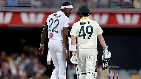 दुसऱ्या ॲशेस कसोटीच्या चौथ्या दिवसाच्या अंतिम सत्रात, आर्चर आणि स्मिथ यांच्यात शाब्दिक चकमक झाली.