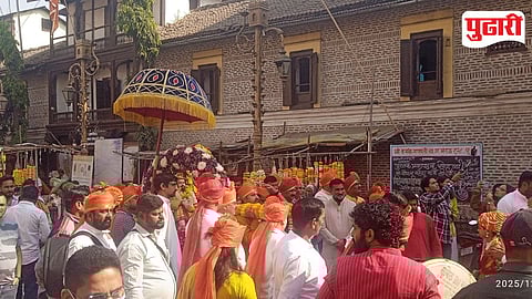 शिवरायांची आग्र्याहून सुटका या घटनेला 359 वर्षे पूर्ण झाल्याबद्दल कसबा गणपती चौकात आयोजित पालखी सोहळ्याला नागरिकांनी गर्दी केली होती.