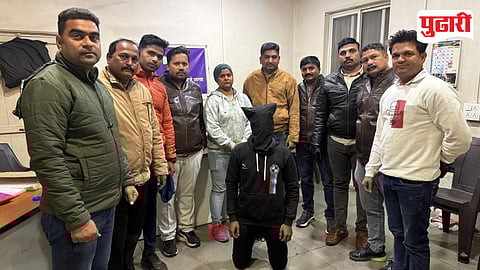 अटक केलेल्या आरोपीसह खंडणीविरोधी पथकातील अधिकारी आणि अंमलदार.