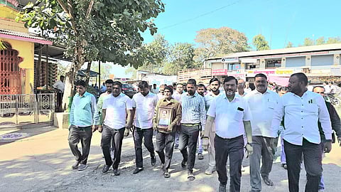 ग्रामस्थांनी मोठ्या संख्येने शांततेत मुकमोर्चा काढत ग्रामपंचायत आणि पोलीस प्रशासनाला निवेदन दिले.