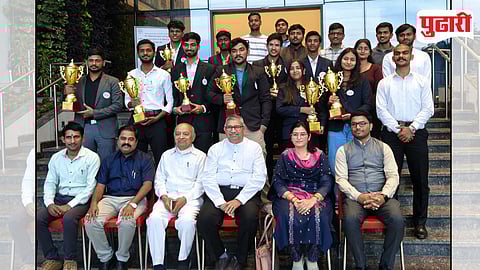 सर्वाधिक पारितोषिके पटकाविणाऱ्या विजेत्या खेळाडूसमवेत उपस्थित मान्यवर.