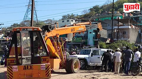 जनता वसाहत परिसरातून जाणाऱ्या उजवा मुठा कालव्यात 'थार' कार पडल्याची घटना बुधवारी सव्वादोनच्या सुमारास घडली. यावेळी बघ्यांनी गर्दी केल्याचे दिसले.