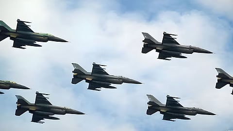 अमेरिकेने पाकिस्तानच्या F-16 लढाऊ विमानांसाठी (F-16 Fighter Jets) ६८६ दशलक्ष डॉलर्स किमतीच्या मोठ्या तंत्रज्ञान विक्रीला मंजुरी दिली आहे.