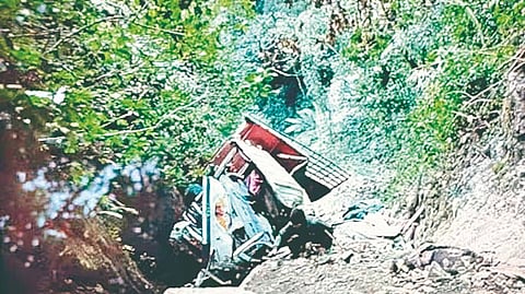 truck-falls-into-gorge-22-workers-dead