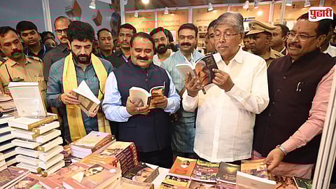 पुणे पुस्तक महोत्सवातील स्टॉल ला भेट देऊन पुस्तकांची पाहणी करताना मुरलीधर मोहोळ, चंद्रकांत पाटील आणि विश्वास पाटील यांच्यासह अन्य मान्यवर.