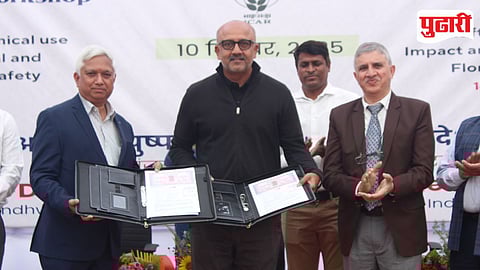 गुलाबाची टिकवणक्षमतावाढीसाठीचा पुष्पविज्ञान संशोधन संचालनालय व द फ्लोरा कंपनी प्रतिनिधीमध्ये वर्धापन दिन कार्यक्रमात सामंजस्य करार करण्यात आला.