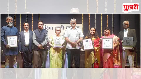 ग.दि. माडगूळकर यांच्या स्मरणार्थ गदिमा प्रतिष्ठानतर्फे आज आयोजित गदिमा स्मृती समारोहात मोहन जोशी यांच्या हस्ते पुरस्कार वितरण करण्यात आले. यावेळी (डावीकडून) नागराज मंजुळे, प्रा. मिलिंद जोशी, आनंद माडगूळकर, सुहास जोशी, मोहन जोशी, मुग्धा वैशंपायन, वंदना रवींद्र गांगुर्डे आणि डॉ. श्रीपाद जोशी.