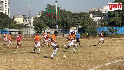 सेवा, कर्तव्य, त्याग' फुटबॉल स्पर्धेतील जीओजी एफसी संघाचा खेळाडू चेंडूवर ताबा मिळविताना.