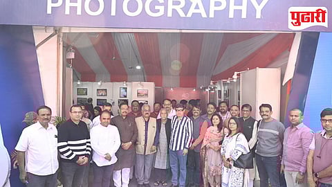 छायाचित्र प्रदर्शनाच्या उद्घाटन प्रसंगी उपस्थित मान्यवर