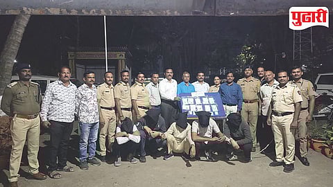 अटक केलेली चोरट्यांची टोळी. समवेत लोहमार्ग पोलिसांचे पथक.