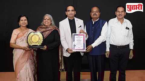 डॉ. राऊत दाम्पत्याला प्रथम पारितोषिक देऊन गौरव करताना प्रसिद्ध मराठी अभिनेत्री रेणुका दप्तरदार यांच्या हस्ते ॲड. चेतन गांधी व इतर मान्यवर.