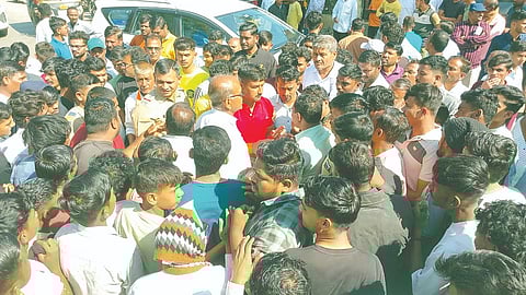 मालेगाव : कुसुंबा रस्त्यावर
बालिकेच्या अपघातानंतर
संतप्त वडगाव ग्रामस्थांनी
केलेला रास्ता रोको.
आंदोलनामुळे ठप्प झालेली
रस्त्यावरील वाहतूक.