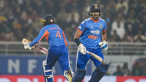 IND vs SA 4th T20 : टीम इंडियाला मोठा झटका..! अक्षर पटेल मालिकेतून अचानक बाहेर; शाहबाज अहमदची एन्ट्री