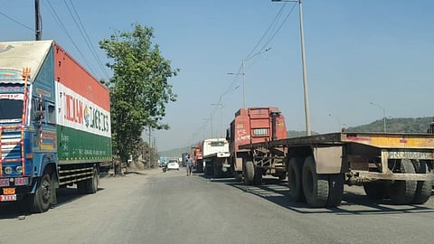 JNPA road heavy traffic danger