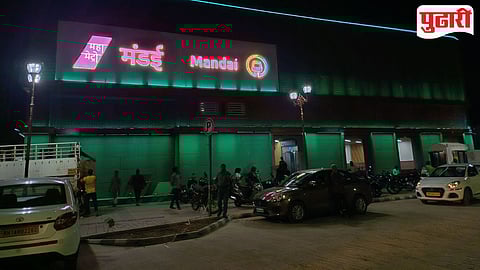 राज्यशासनाने मंडई मेट्रोस्थानकाचे नाव बदलून 'महात्मा फुले मंडई मेट्रोस्थानक' असे नामकरण केल्यामुळे सोमवारी (दि. 22) मनसेकडून येथे स्थानकासमोर जल्लोष करण्यात आला.