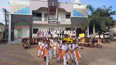 Dhule Pimpalner News : सामोडे येथे साने गुरुजी जयंतीनिमित्त भव्य शोभायात्रा