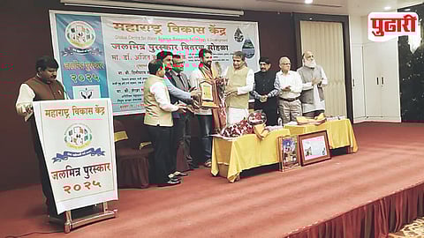 डॉ. मोहन धारिया यांना लक्षवेधी सन्मान (मरणोत्तर) प्रदान करण्यात आला.