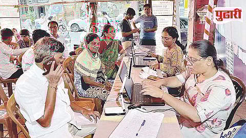 गणेश बिडकर यांनी सुरू केलेल्या ई-महासेवा केंद्रातील सुविधांचा लाभ घेताना नागरिक.