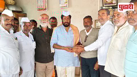 खर्डे ता देवळा येथे शेतकऱ्यांशी संवाद साधताना बच्चू कडू (छाया ; सोमनाथ जगताप)