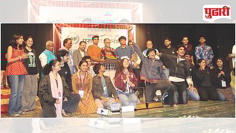 महाराष्ट्रीय कलोपासक आयोजित पुरुषोत्तम करंडक स्पर्धेच्या महाअंतिम फेरीत सर परशुरामभाऊ महाविद्यालयाने सादर केलेल्या 'आतल्या गाठी' या एकांकिकेने प्रथम क्रमांक पटकावला. अभिनेते मोहन जोशी यांच्या हस्ते पुरस्कार स्वीकारत जल्लोष करताना विद्यार्थी.