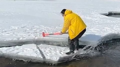 Ice Fishing | याठिकाणी हातोडा घेऊन लोक जातात मासेमारी करण्यासाठी!