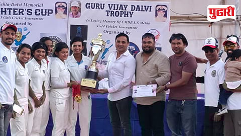 फायटर्स कप 15 वर्षांखालील मुलींच्या क्रिकेट स्पर्धेतील विजेत्यांसह उपस्थित मान्यवर.