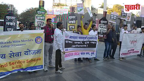 'दारू सोडा, आनंद जोडा' अशा घोषणा देत नववर्षाच्या पूर्वसंध्येला महाविद्यालयीन तरुणाईने आणि चार्लीच्या वेशातील कलाकाराने जनजागृती केली.