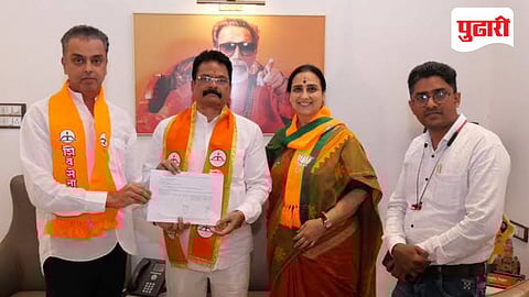 मुंबई : वॉर्ड क्रमांक २०४ मधून उद्धव ठाकरे यांनी किरण तावडेंना उमेदवारी जाहीर करताच अनिल कोकीळ यांनी शिवसेना शिंदे गटात प्रवेश केला. अर्ध्या तासात प्रभाग क्रमांक २०४ मधून अनिल कोकीळ यांना उपमुख्यमंत्री एकनाथ शिंदे यांनी एबी फॉर्म दिला.