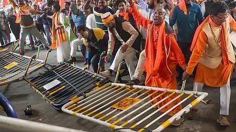 बांगलादेशमध्ये हिंदूंवरील अत्याचारांविरुद्धच्या आंदोलनादरम्यान हिंदू जागरणच्या सदस्यांनी पोलिसांचे बॅरिकेड्स तोडले.