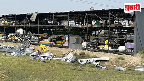 उजनी जलाशयात निळ्या पूररेषेतील अतिक्रमणांवर कारवाई करताना जलसंपदा विभागाचे अधिकारी, कर्मचारी.