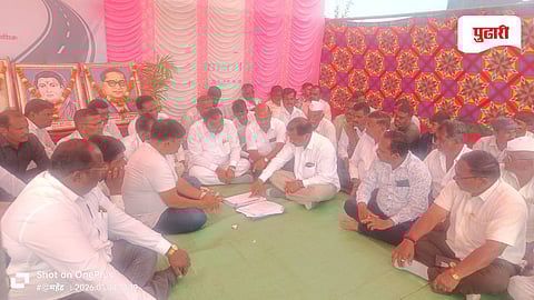 Nashik news: दिंडोरी–जोपूळ–पिंपळगाव रस्त्यासाठी भू-संपादन व मोबदल्याच्या मागणीसाठी धरणे आंदोलन