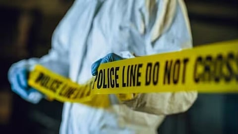 crime news | नराधम मुलाने उद्ध्वस्त केलं हसतं-खेळतं कुटुंब; आईसह भावंडांची निर्घृण हत्या करून स्वतःच गाठलं पोलीस स्टेशन!