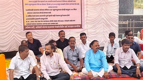 Raigad news| मुंबई-गोवा महामार्गाच्या मनमानी कारभाराच्या विरोधात आंबेवाडी नाका येथे साखळी उपोषण सुरु