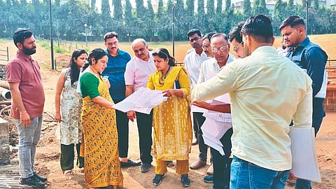 कोल्हापूर : संगीतसूर्य केशवराव भोसले नाट्यगृहाच्या कामाची पाहणी करताना प्रशासक के. मंजुलक्ष्मी, शहर अभियंता रमेश मस्कर, सहायक अभियंता सुरेश पाटील, अभियंता अनुराधा वांडरे आदी.