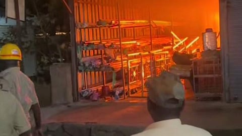 Nipani News : निपाणीत शॉर्ट सर्किटमुळे स्टील आर्टच्या दुकानाला भीषण आग; अग्निशमन दलाच्या तत्परतेमुळे पुढील अनर्थ टळला