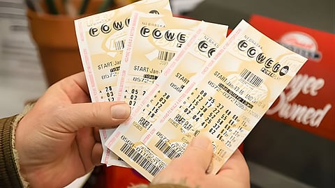 Heartbreak Jackpot | अरेरे... यालाच म्हणतात नशीब! अवघ्या एक नंबर चुकला आणि हुकली १६,००० कोटींची लॉटरी !