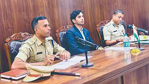 जिल्हाधिकारी मोहम्मद रोशन