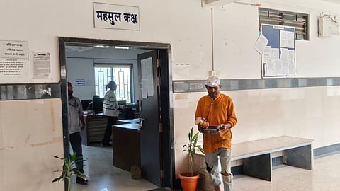 देवळा दहिवड येथे व्यायाम शाळा उभारणेकामी प्रशासकीय कार्यालयात भिक मांगो आंदोलन करतांना संजय दहिवडकर (छाया : सोमनाथ जगताप)