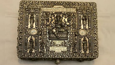 Unique Wedding Card | पित्याची मुलीला अनोखी भेट... ३ किलो चांदीत साकारली २५ लाखांची 'शाही' लग्नपत्रिका!