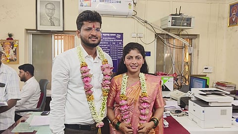 Solapur News : माजी आमदाराच्या कन्येचा १५० रुपयांत विवाह; लाखो रुपयांची 'गुरुदक्षिणा' विनाअनुदानित शिक्षकांसाठी अर्पण