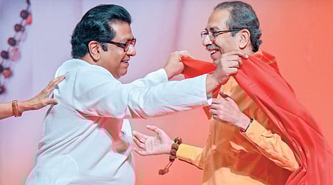 मुंबई : उद्धव ठाकरेंचा सत्कार करताना राज ठाकरे.