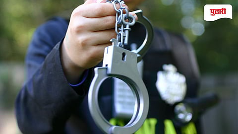 Raigad crime news | मध्य रेल्वेच्या दक्षता पथकाने बनावट तोतया रेल्वे दक्षता अधिकाऱ्याला पकडले