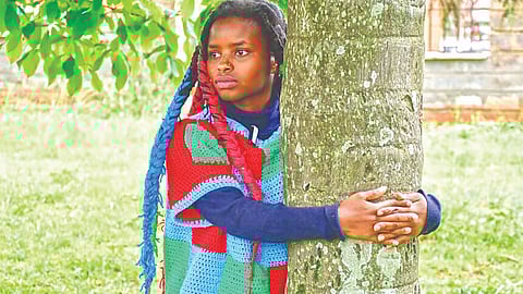 Kenya young woman: केनियाच्या तरुणीचे झाडाला 72 तास आलिंगन