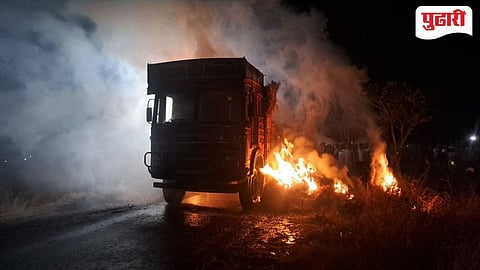 शिरगुपी : गवत वाहतूक ट्रकला लागलेली आग.