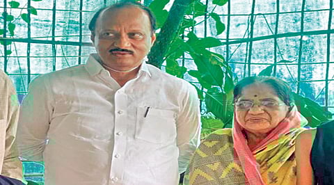 कोल्हापूर : कोल्हापुरात वास्तव्यास असलेल्या मामेबहीण अंजली भोसले यांच्यासमवेत अजित पवार.