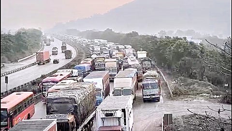 tanker overturn pune mumbai expressway traffic jam